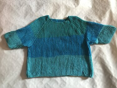 Flat-lay ribbed short-sleeve women's sweater with blue and turquoise color blocks