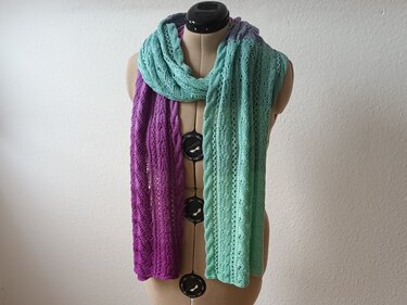 Gestricktes Dreieckstuch mit Zopf- und Ajourmuster in Lila und Mintgrün auf Schneiderpuppe