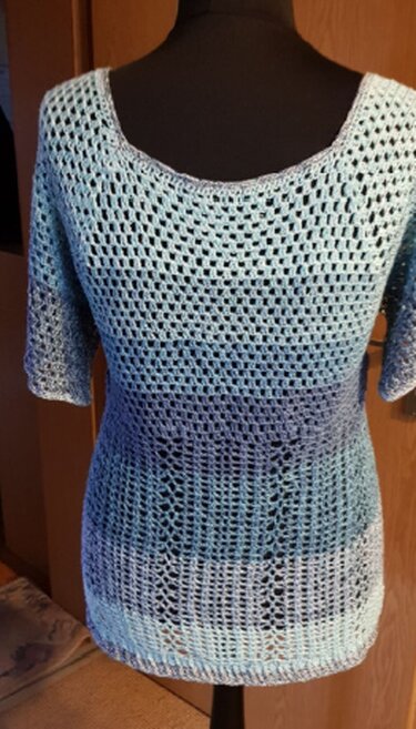 Gehäkeltes Damen‑Shirt in Blau‑Türkis auf Schneiderpuppe, Rückenansicht
