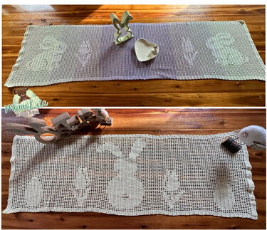 Collage mit zwei Ansichten eines hellbeigen gehäkelten Tischläufers mit Hasen- und Karottenmotiven auf einem Holztisch.