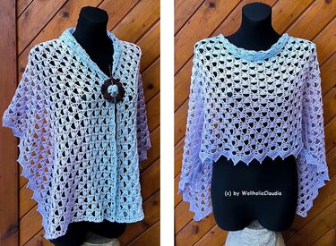 Häkelponcho in Flieder und Weiß mit offenem Muschelmuster auf Schaufensterpuppe