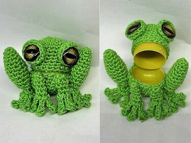 Zwei Ansichten eines gehäkelten Amigurumi-Frosches: geschlossen und mit geöffnetem Kopf, innen eine gelbe Kunststoffkapsel als Fach.