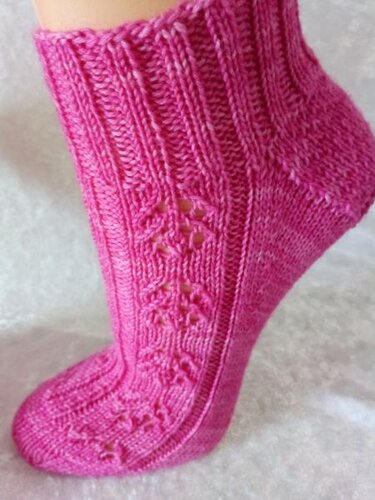 Knöchelhohe Stricksocke in Rosa mit Rippen und Lochreihen