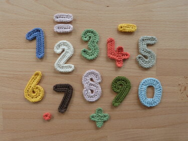 Häkelanleitung Applikationen Zahlen und Zeichen, Aufnäher