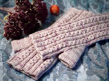 "Acorn Mitts", knitting pattern, 3 sizes