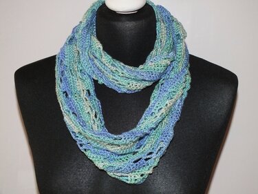 gehäkelter Loop-Schal blau-grün mit Ajourmuster auf schwarzer Schaufensterpuppe