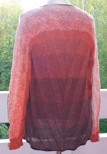 Rückansicht eines gestrickten Damenpullovers mit Ombré-Farbverlauf auf einer Schneiderpuppe vor grünem Hintergrund.