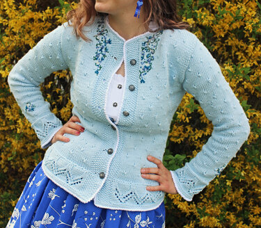 Strickanleitung Damen Trachtenjacke mit Spitzenmuster