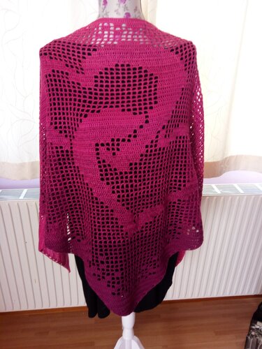 Dreieckiges Filet-Häkel-Tuch in Pink mit Herz- und Blumenmotiven