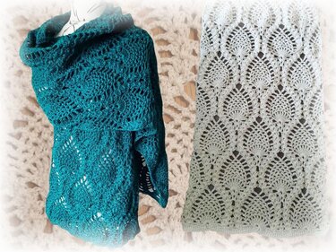 Petrolfarbener gehäkelter Schal mit Fächermuster auf Schneiderpuppe, daneben helle Musterprobe