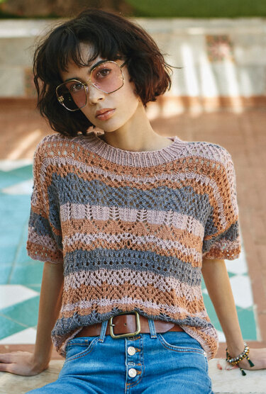 Strickanleitung: Kurzarmpulli mit zarten Ajourstreifen