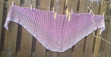 Halbrundes Häkeltuch mit Lila‑Weiß Ombre und Muschelkante an Wäscheleine