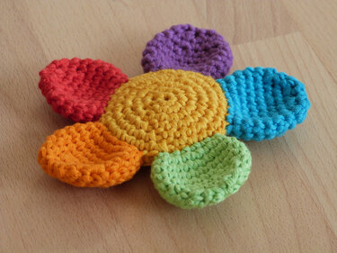 Häkelanleitung für einen Blumen-Greifling mit Quietscher