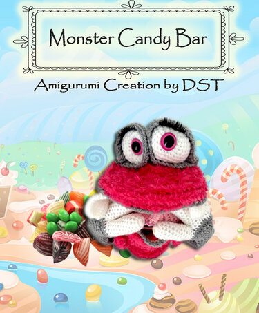 Gehäkeltes Amigurumi-Monster in Pink, Grau und Weiß vor einer Süßigkeitenkulisse mit Bonbons und Lutschern.