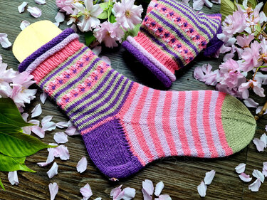 Handgestrickte Ringelsocken in Rosa, Lila und Grün mit Ziermuster und Holzspannern