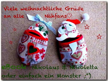 Zwei kleine genähte Stoffkörbchen mit roten Herzmustern, Schleifen und Pompons auf Leinenuntergrund
