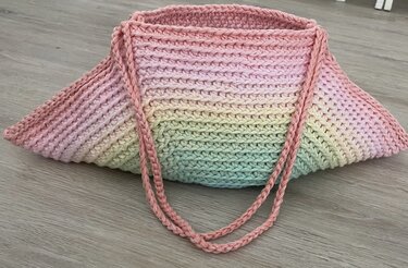 Gehäkelte Umhängetasche in Pastelltönen (Rosa–Creme–Mint) mit Farbverlauf und geflochtenen Henkeln.