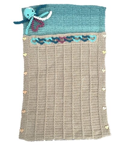 Gehäkelter Babyschlafsack beige mit türkisfarbenem Umschlag, Herzknöpfen und gehäkeltem Oktopus