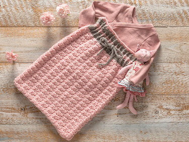 Gehäkelter Schlafsack in Rosa mit grauem Kordelbund als Häkelprojekt-Idee