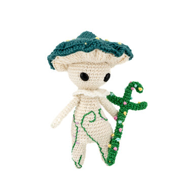 Gehäkeltes Pilz-Amigurumi mit grünem Hut und Rankenstab