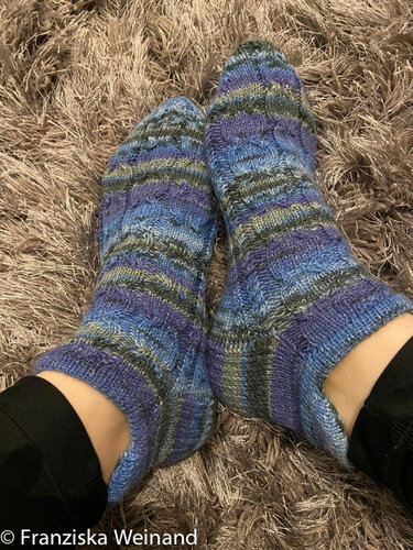 Sneakersocken Noja mit einem hinten erhöhtem Bündchen - Stricken