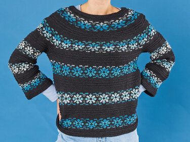 Dunkler Strickpullover mit blau-weißem Fair-Isle-Muster