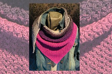 Dreieckstuch mit Farbverlauf in Grau, Lila und Pink, drapiert auf einer Schneiderpuppe mit Jeansjacke
