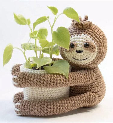 Faultier Blumengefäß Amigurumi Häkeln Kuscheltier Garn Blumentopf