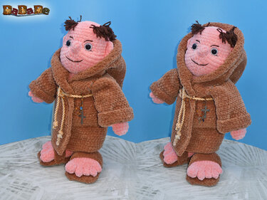 Zwei Ansichten einer gehäkelten Amigurumi-Puppe aus Plüschgarn im braunen Mönchsgewand mit Kapuze, Kordelgürtel und Kreuz-Anhänger