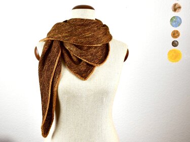 Braunes gestricktes Dreieckstuch mit goldener Kante auf einer Schneiderpuppe