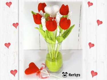 Gehäkelter Blumenstrauß mit roten Tulpen, weißen Blüten und Herz in einer Glasvase