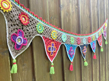 Indische Wimpelgirlande mit kleinen selbst gemachten Spiegelchen - Häkeln
