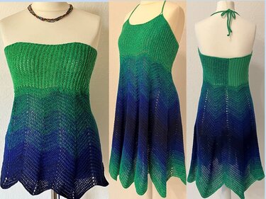Drei Ansichten eines gehäkelten Damenkleids in Grün und Blau auf Schneiderpuppen, geripptes Oberteil und welliger Saum.
