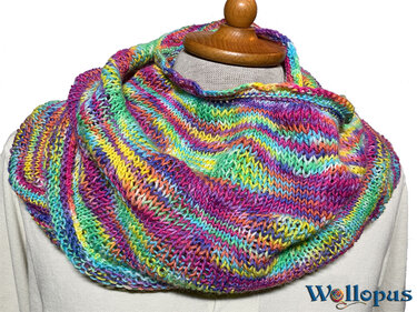 Mehrfarbiger gestrickter Loop-Schal auf einer Schaufensterpuppe mit Wellenmuster