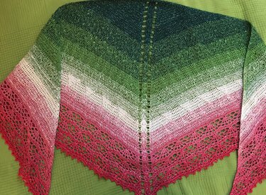 Gehäkeltes Dreieckstuch in Grün, Weiß und Pink mit Farbverlauf, gelochtem Mittelsteg und filigranem Spitzenrand