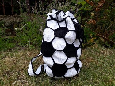 Gehäkelter schwarz-weißer Rucksack im Fußball-Design mit Hexagon-Muster und Kordelzug