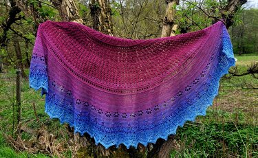 Gehäkeltes halbrundes Tuch mit Ajourmuster und gezacktem Rand, Farbverlauf Magenta zu Blau