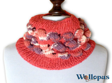 Korallfarbener gestrickter Loop mit violett-rosa Noppen auf Büste