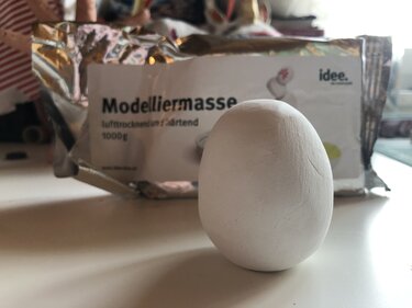 Anleitung: Süßes DIY Osterhasen Ei modellieren und umhäkeln - Basteln