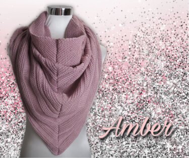 Altrosa gestricktes Dreieckstuch auf Mannequin mit sichtbarer Strickstruktur