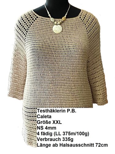 Beiger Häkelpullover mit weitem Rundhalsausschnitt und 3/4-Ärmeln auf einer Schaufensterpuppe.