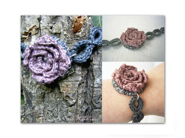 Gehäkeltes Armband mit rosafarbener Rose und grauer Kette auf Baumrinde und am Handgelenk.