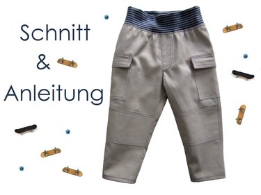 Graue Kinder-Cargohose mit mehreren Taschen und gestreiftem Bund, daneben der Schriftzug „Schnitt & Anleitung“ und Skateboards als Dekoration.