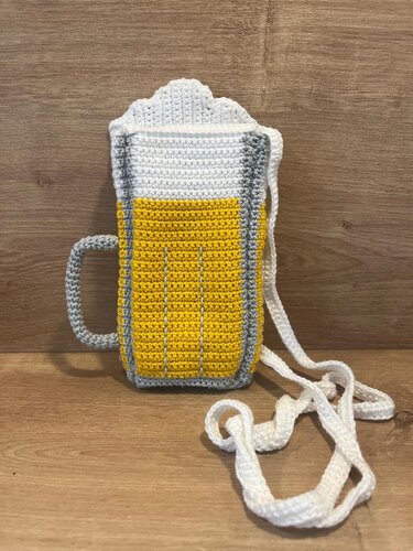 Gehäkelte Umhängetasche im Bierkrug-Look mit gelbem Bier, weißem Schaum und grauem Griff