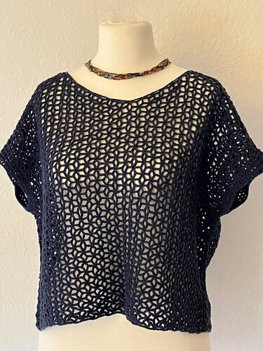 Dunkelblaues gehäkeltes Top mit kurzen Ärmeln und offenem Lochmuster auf weißem Mannequin
