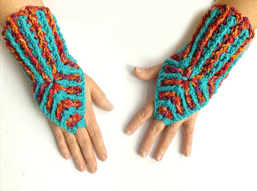 Gehäkelte fingerlose Handschuhe in Türkis, Orange und Rot mit Rippen- und Sternmuster
