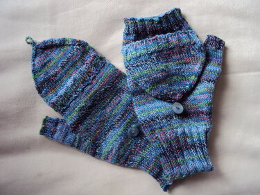Gestrickte Klappfäustlinge für Damen in Blau
Grün
Rosa Melange mit Knopf auf hellem Untergrund.