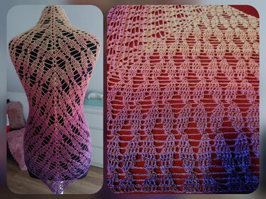 Gehäkeltes Dreieckstuch mit Spitzenmuster in Beige-Rosa-Violett auf Schneiderpuppe und Detailaufnahme