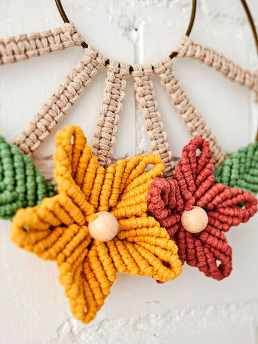 Makramee-Blüten an Metallring, Detail der Kordelstruktur und Holzperlen