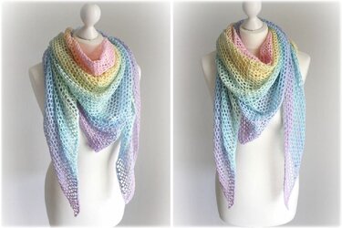 Mannequin mit gehäkeltem Dreieckstuch in pastellfarbenem Farbverlauf und offenem Maschenmuster